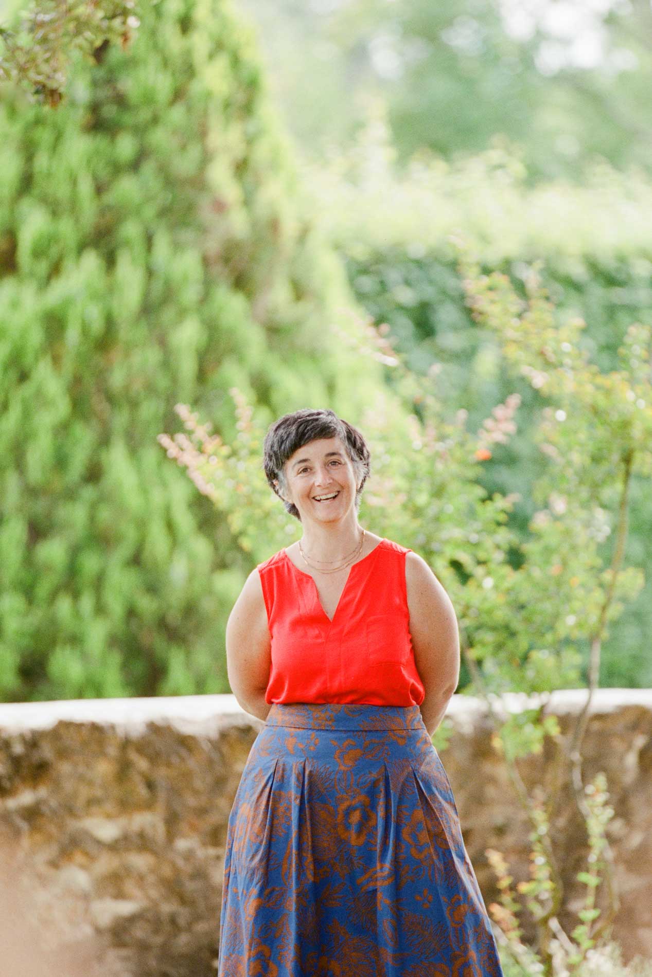 Officiante de Mademoiselle Loyal souriante avant la cérémonie laïque au Domaine de Larchey