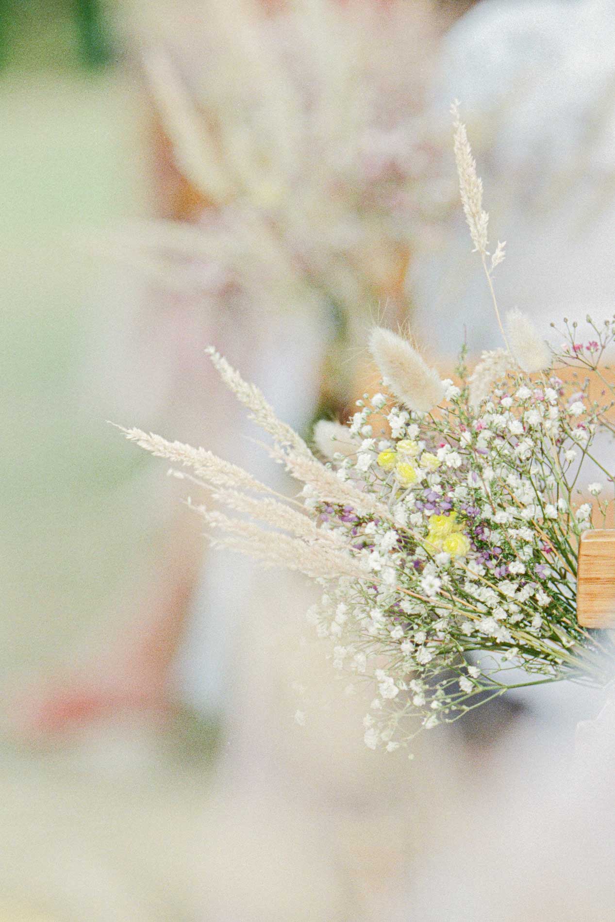 Bouquet de fleurs séchées et gypsophile dans la lumière de la cérémonie