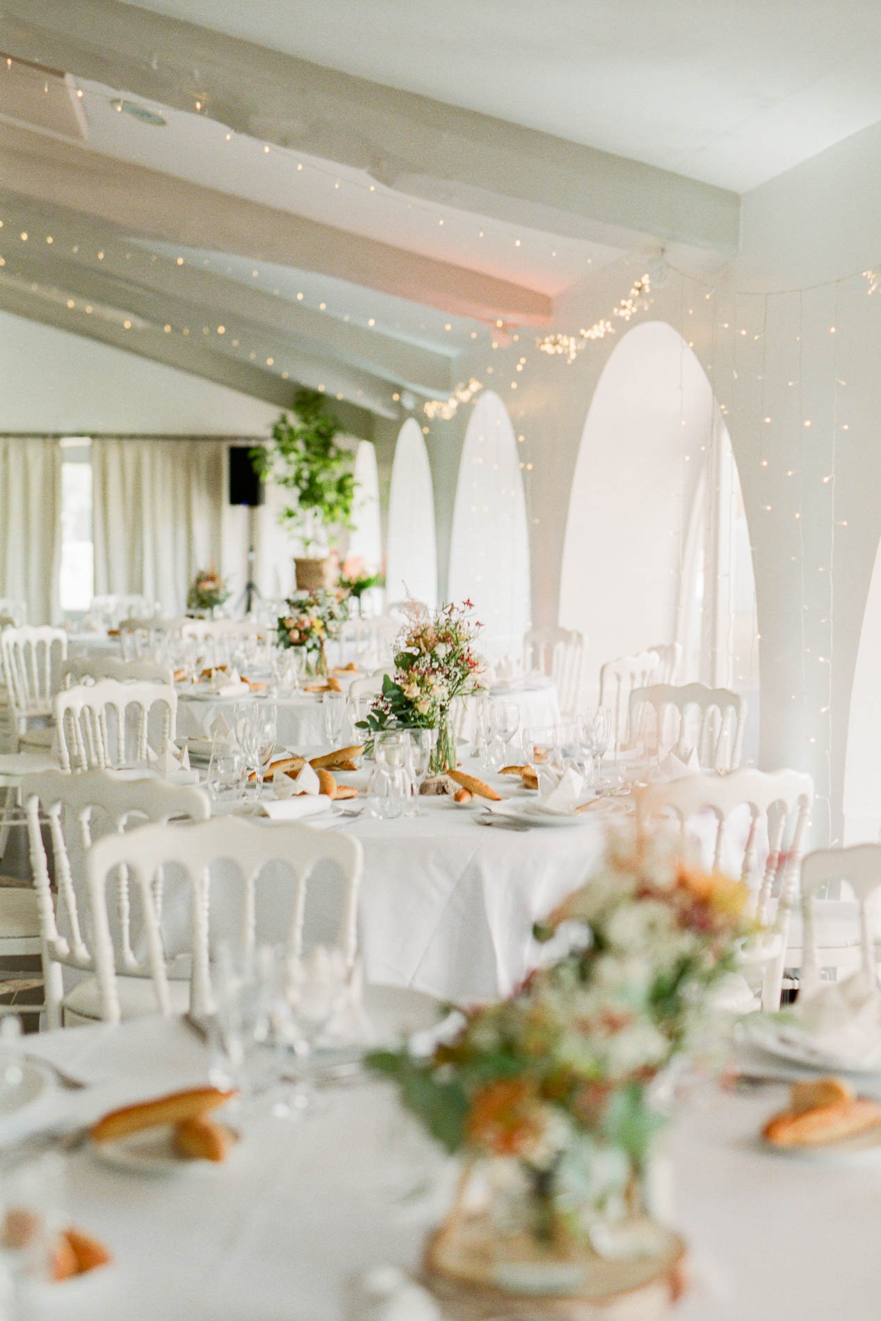Salle de réception lumineuse du Domaine de Larchey dressée pour le dîner de mariage