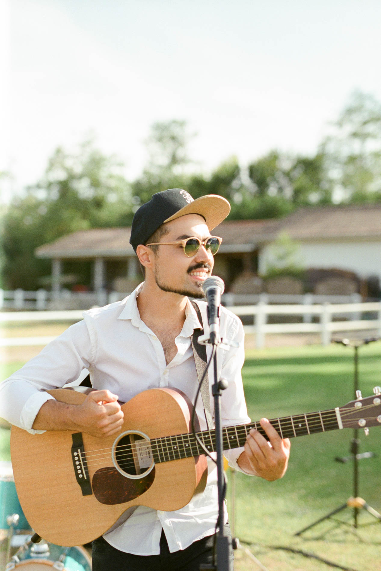Le chanteur guitariste de Granny Smith joue pendant le vin d'honneur au Domaine de Larchey