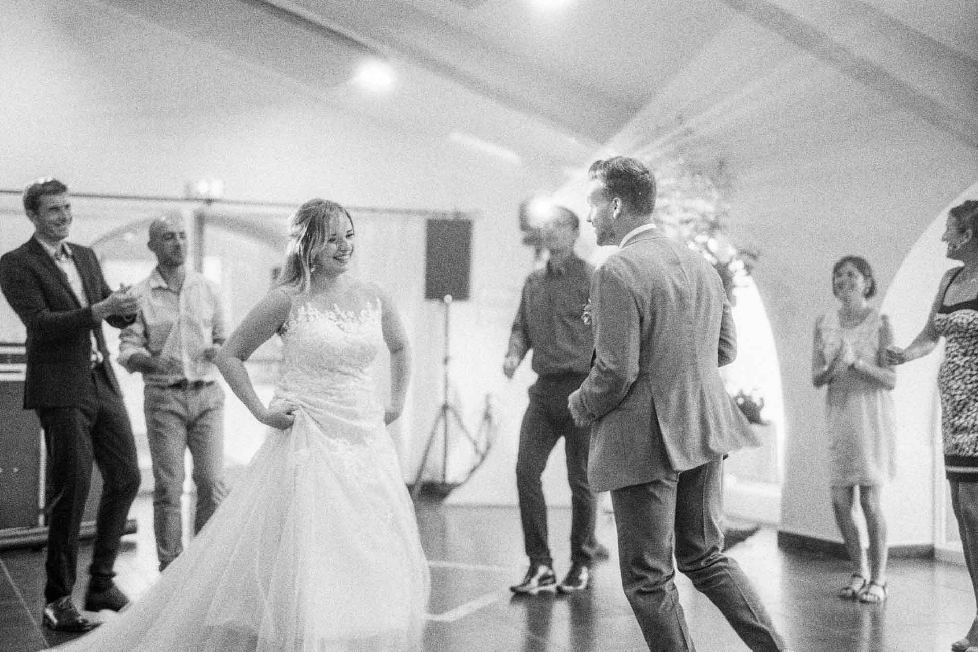 La mariée danse au milieu de ses invités dans la salle de réception