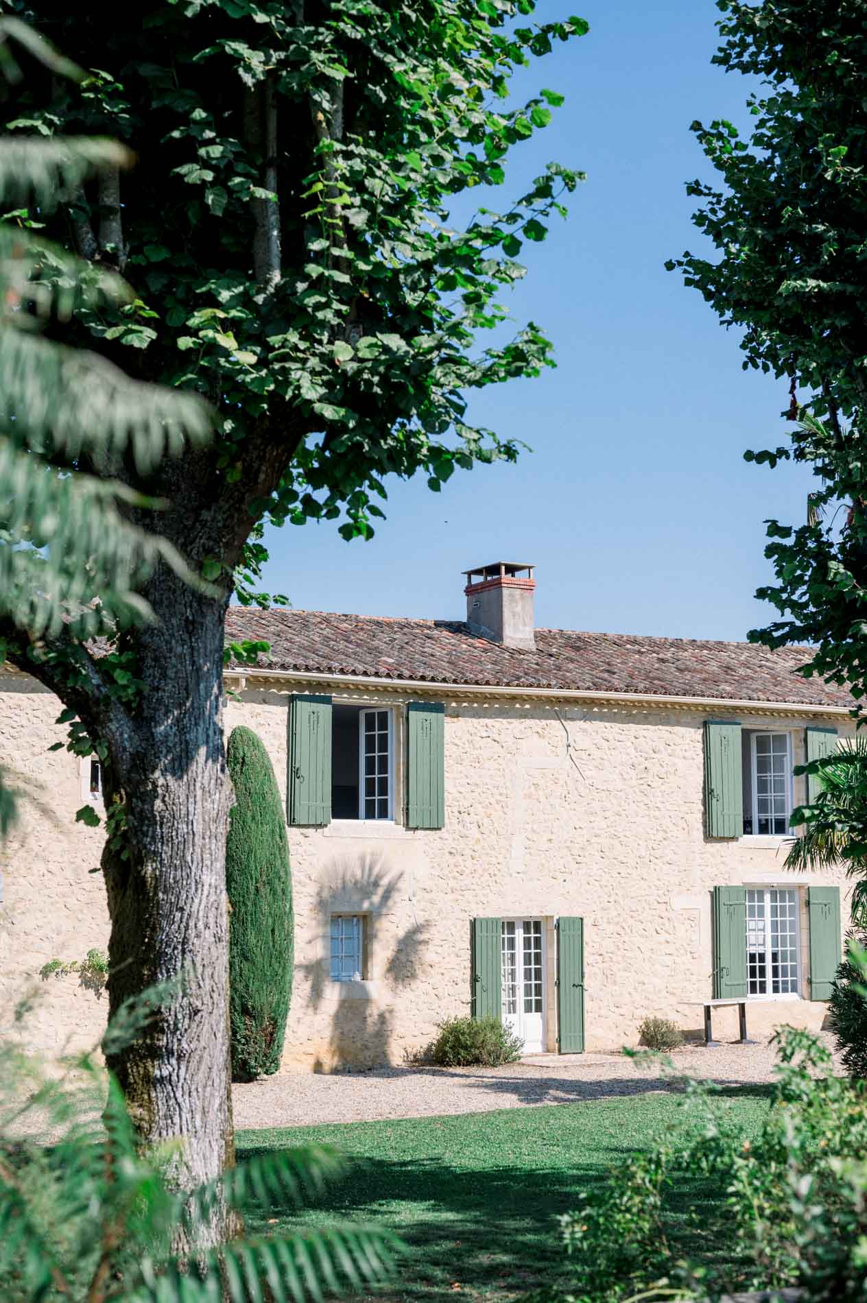 Stone house with green shutters in the Gironde countryside, where the couple got ready