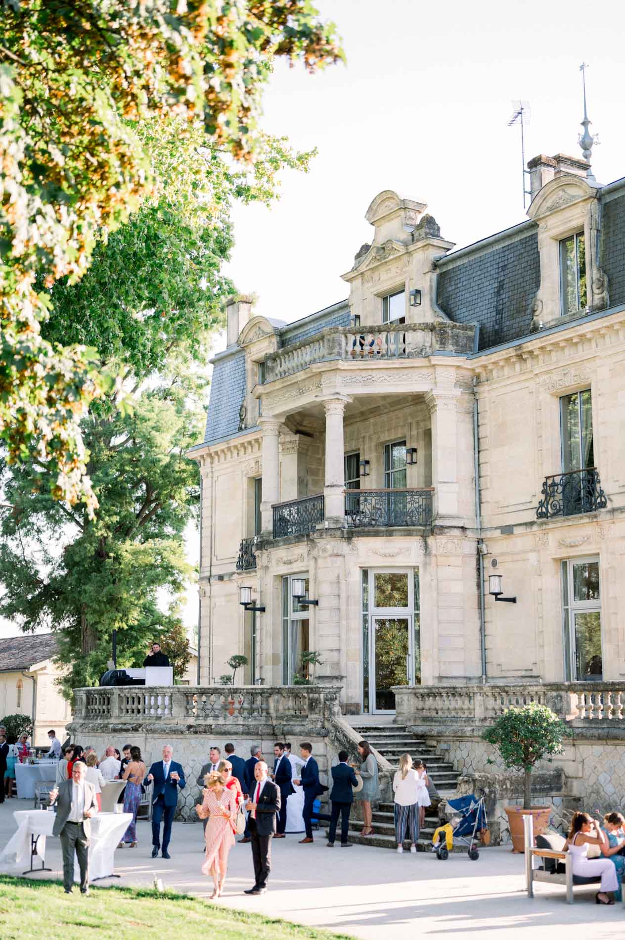 Guests at the drinks reception in front of Château Grattequina