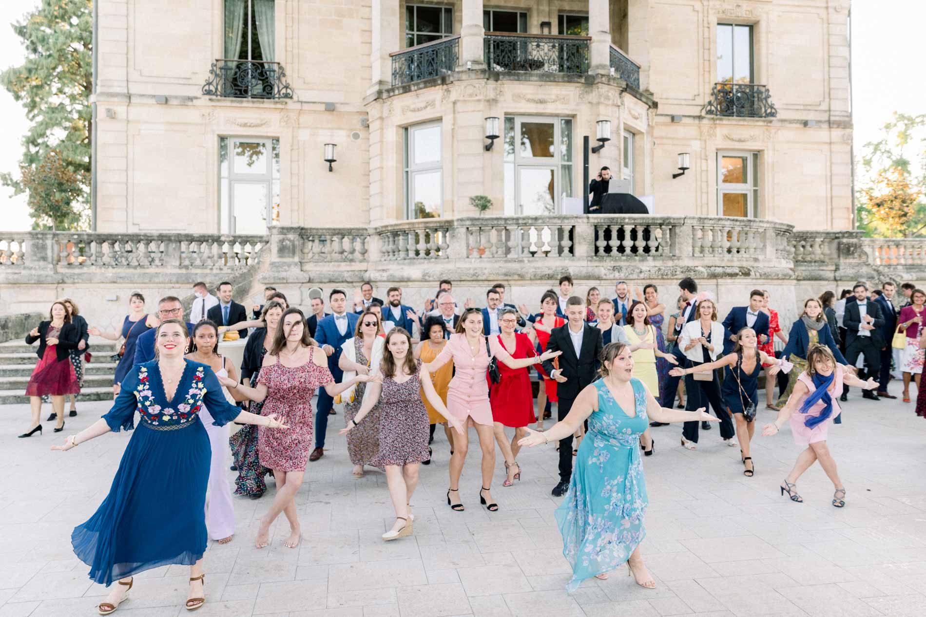 Guests performing a flash mob on the forecourt of Château Grattequina