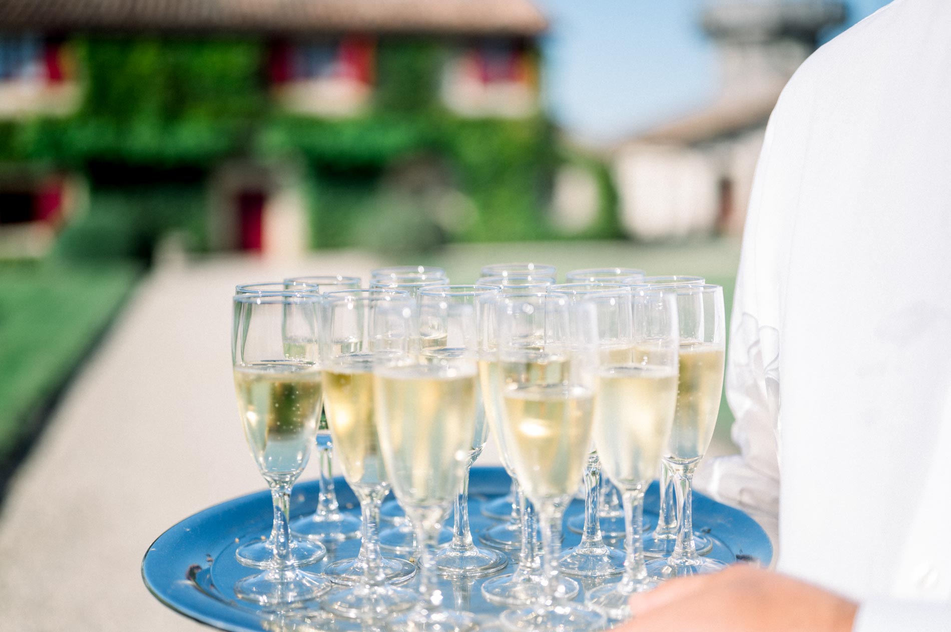 Tray of champagne flutes served to guests during the cocktail hour at the château