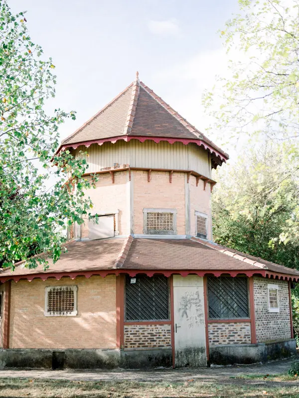 Octagonal brick pavilion with a pointed roof in the Parc de Cazalet, Pessac