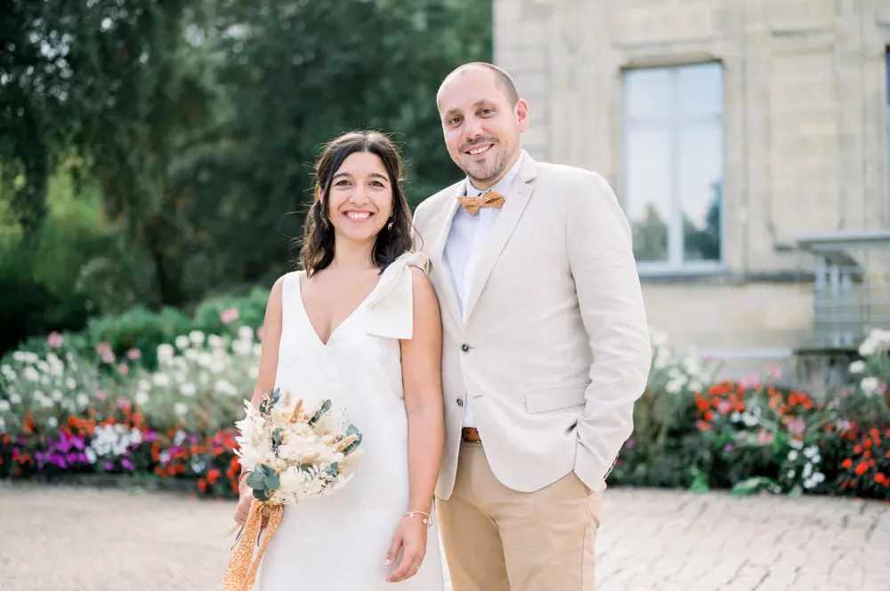 The couple in front of Château de Cazalet and its flowerbeds in Pessac