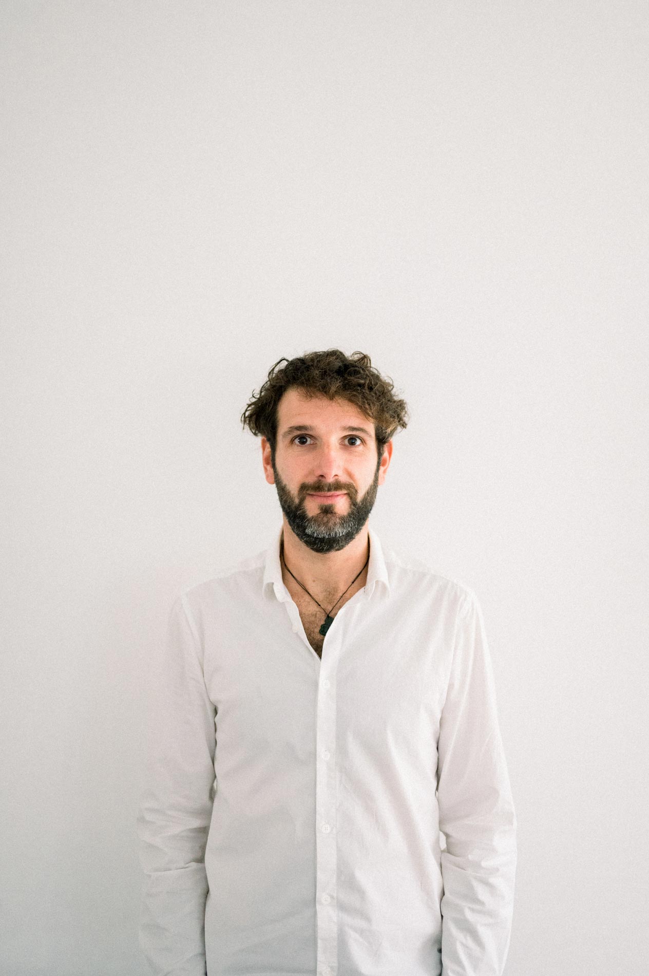 Portrait du futur papa en chemise blanche regardant l'objectif