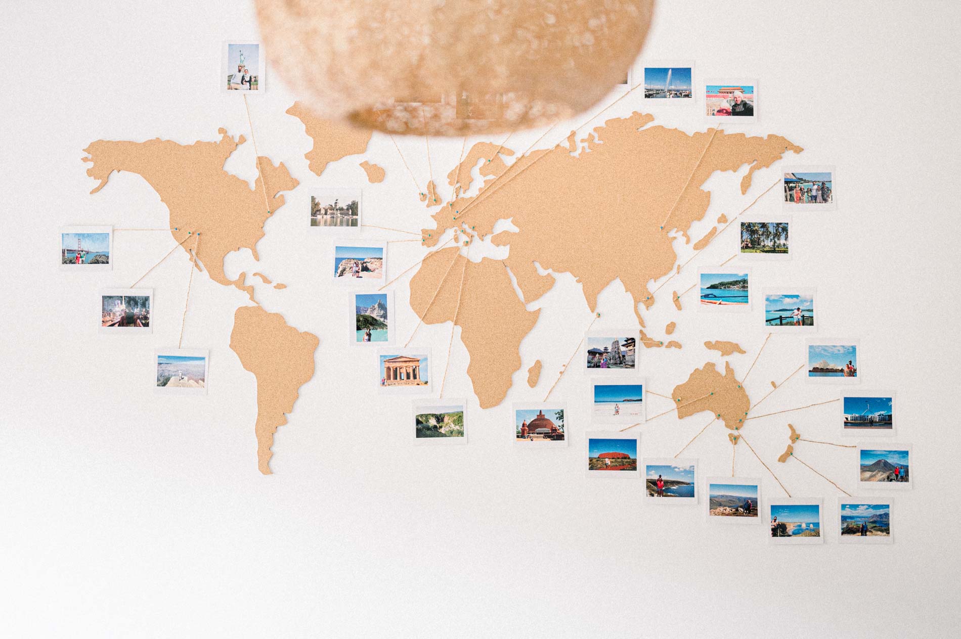Carte du monde en liège ornée de photos de voyage au mur