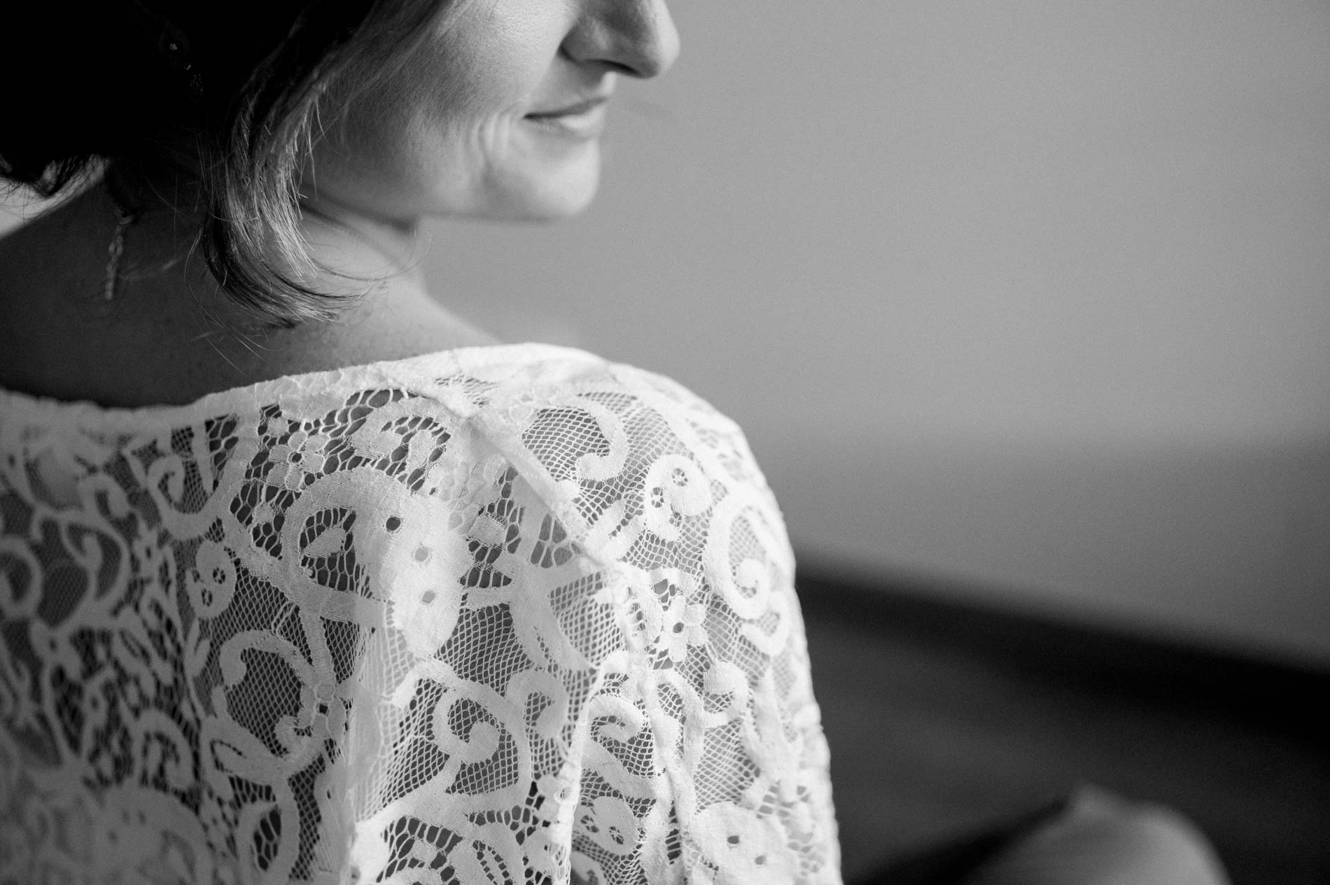 Profil souriant de la future maman en dentelle, en noir et blanc