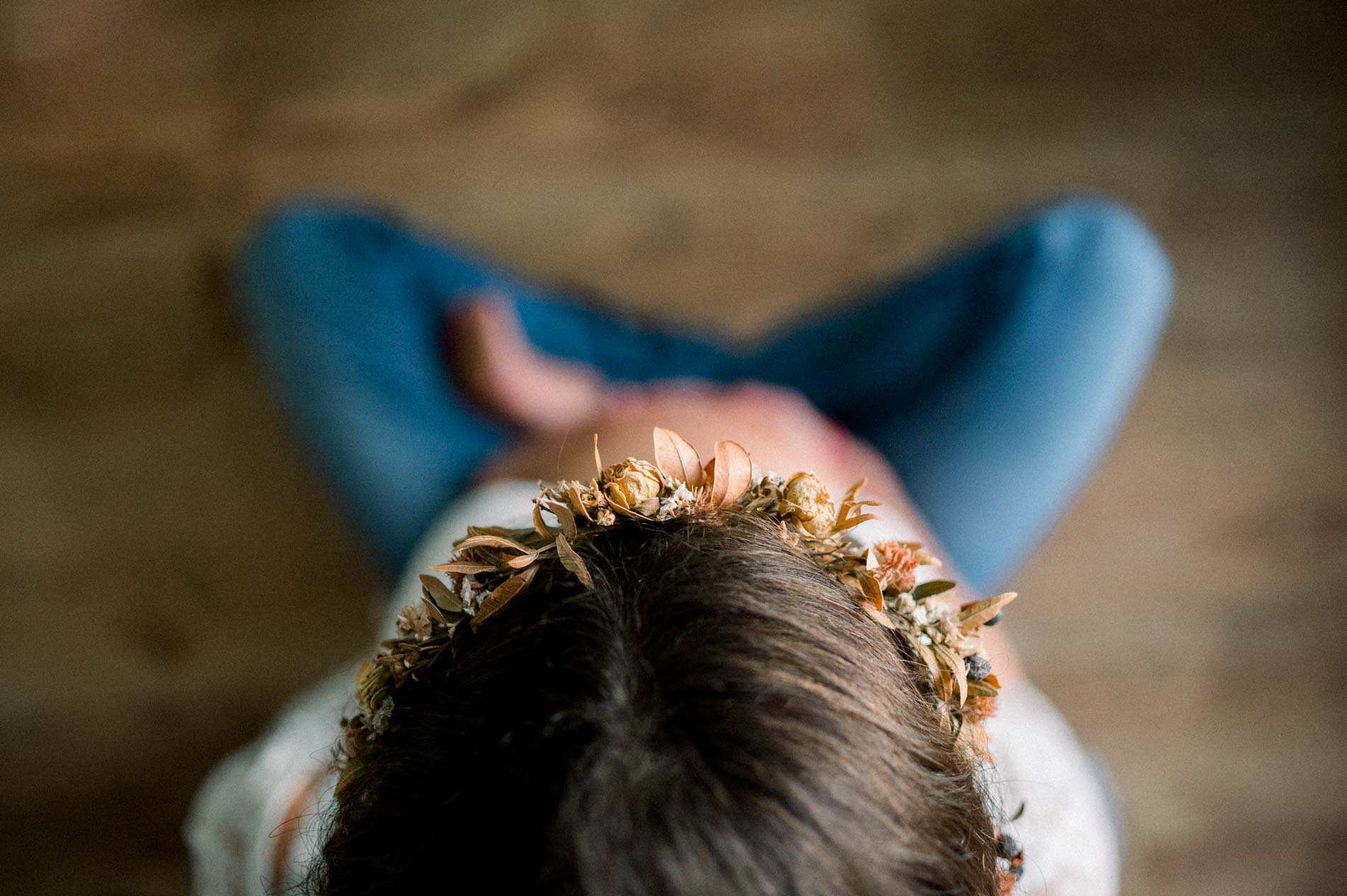 Vue plongeante sur la couronne de fleurs et le ventre de la future maman