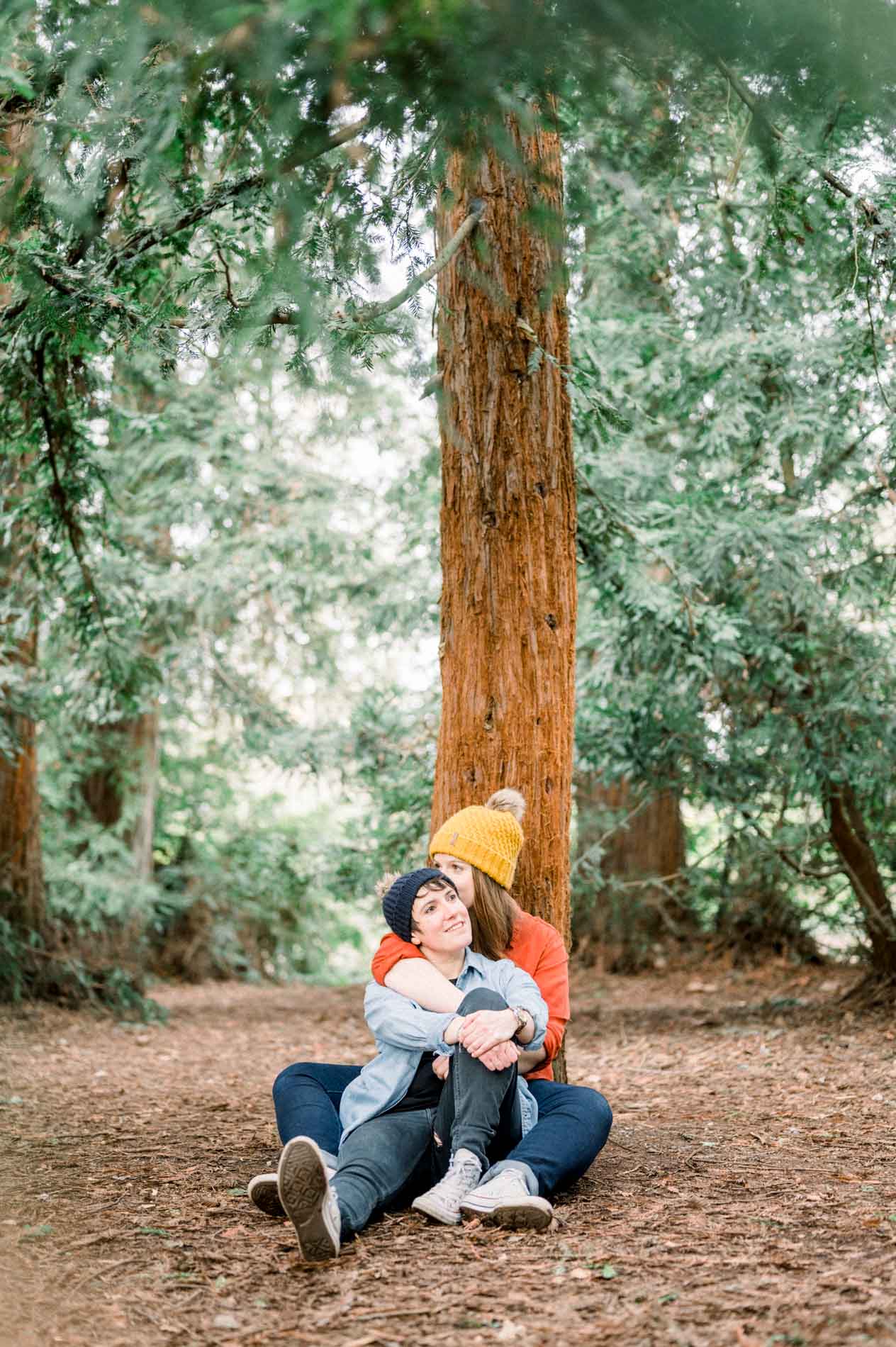 The couple sitting at the foot of a tall redwood in the Parc Bordelais