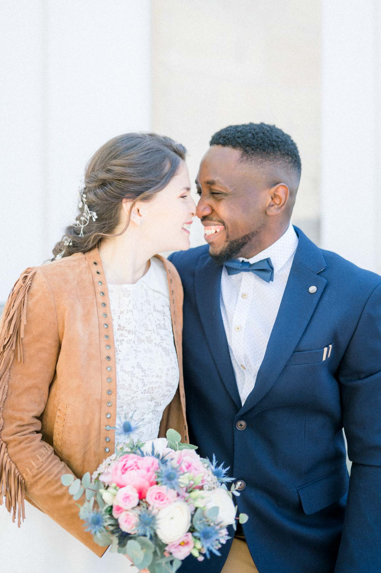 Claire et Mohamed nez contre nez, souriants, devant le domaine