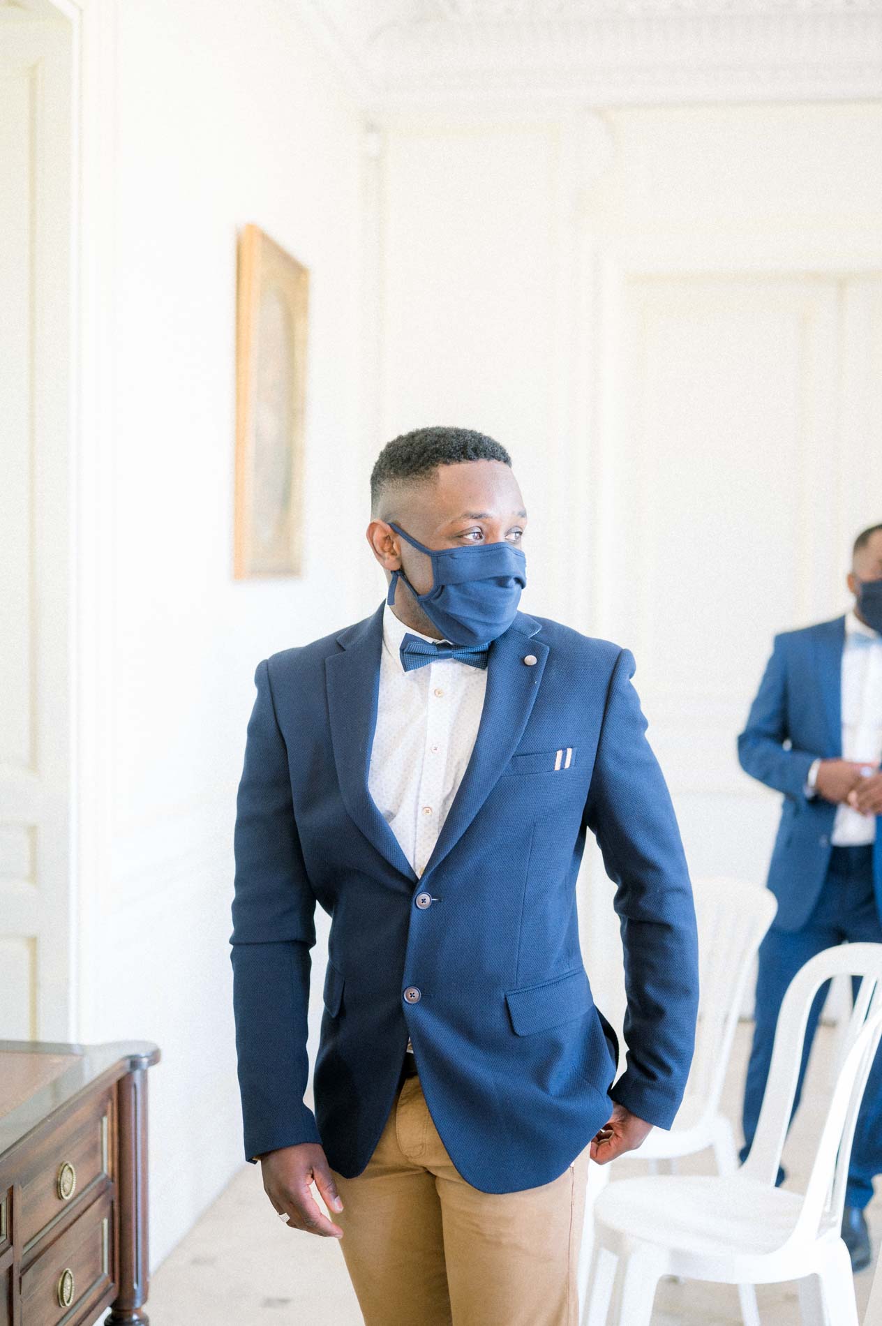 Le marié masqué entre dans la salle de cérémonie du Domaine du Grand Darnal