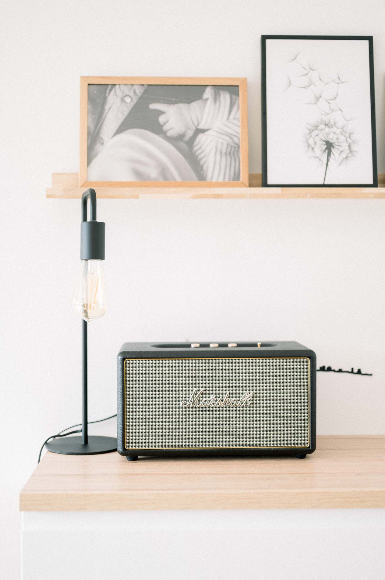 Enceinte vintage et cadres photo sur un meuble en bois clair