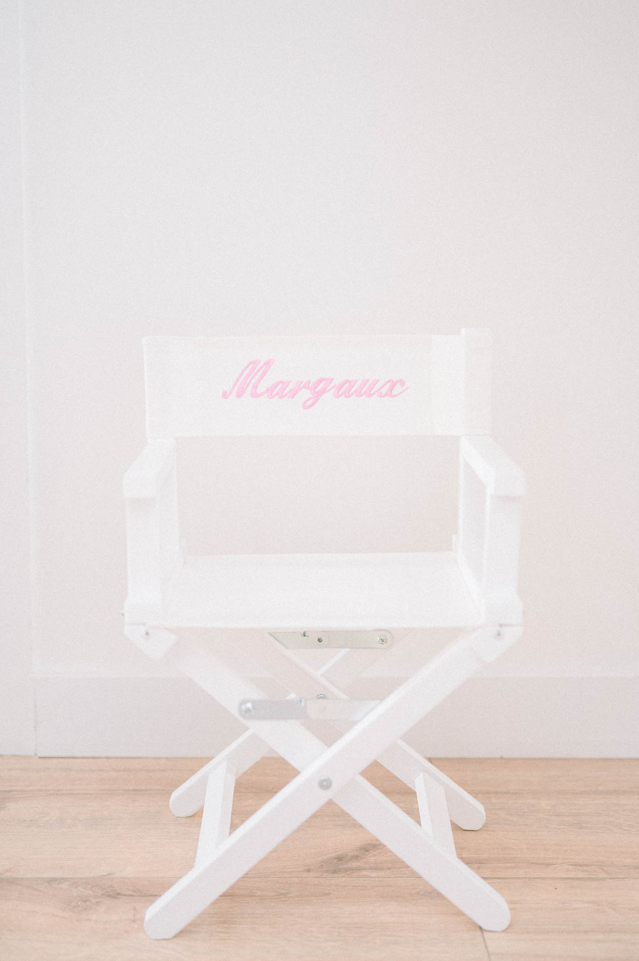 Chaise de metteur en scène blanche brodée d'un prénom rose