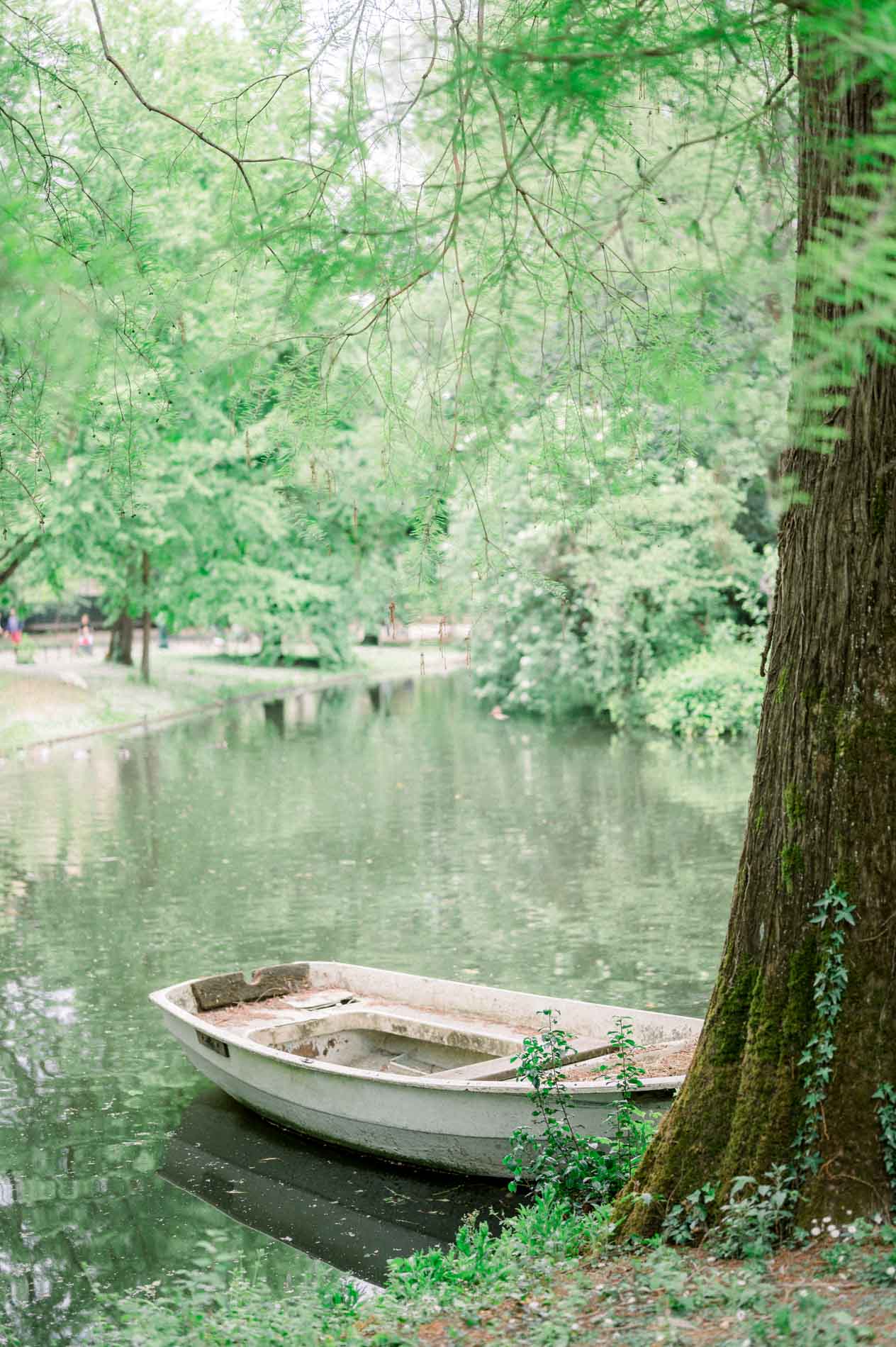Barque amarrée sur l'étang ombragé du Jardin Public de Bordeaux