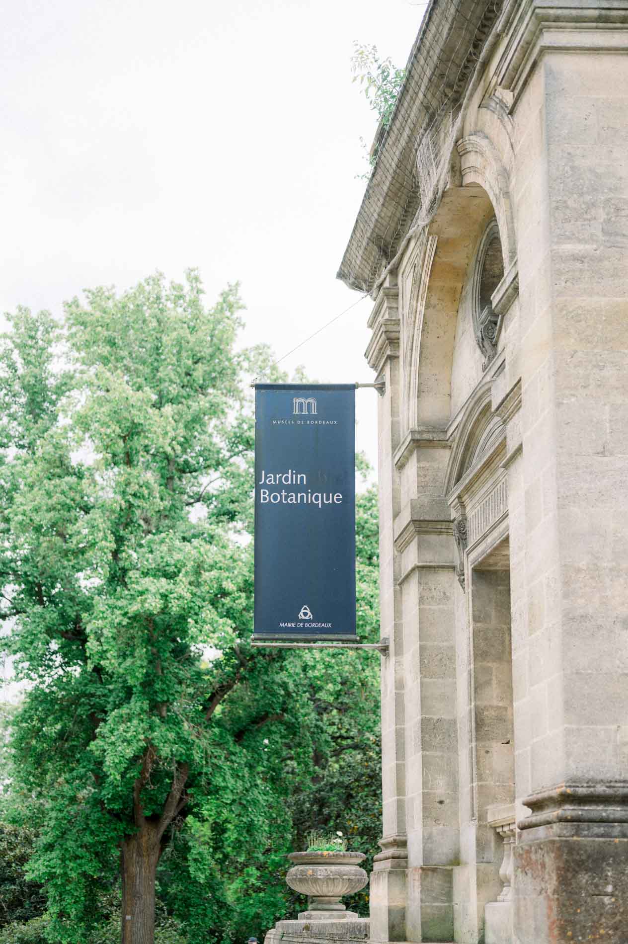 Bannière du jardin botanique sous les arcades du Jardin Public à Bordeaux