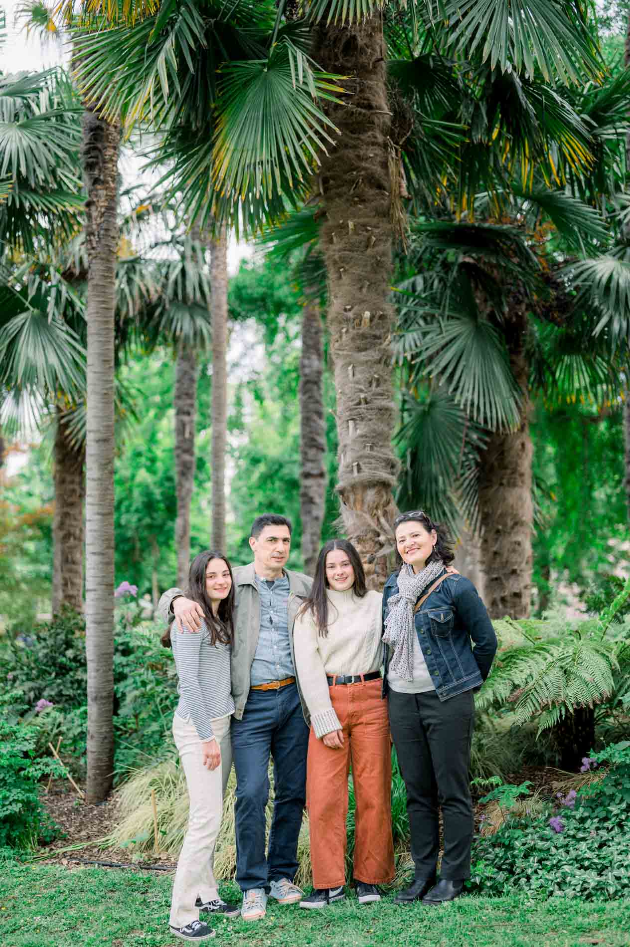 Portrait de famille sous les palmiers du Jardin Public de Bordeaux