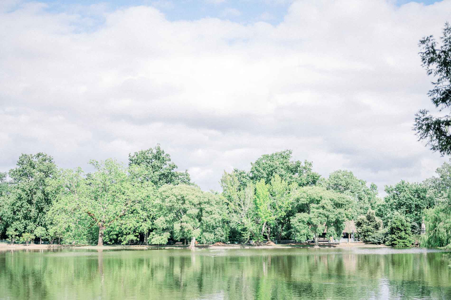 Panoramic view of the Parc Bordelais lake and its wooded banks