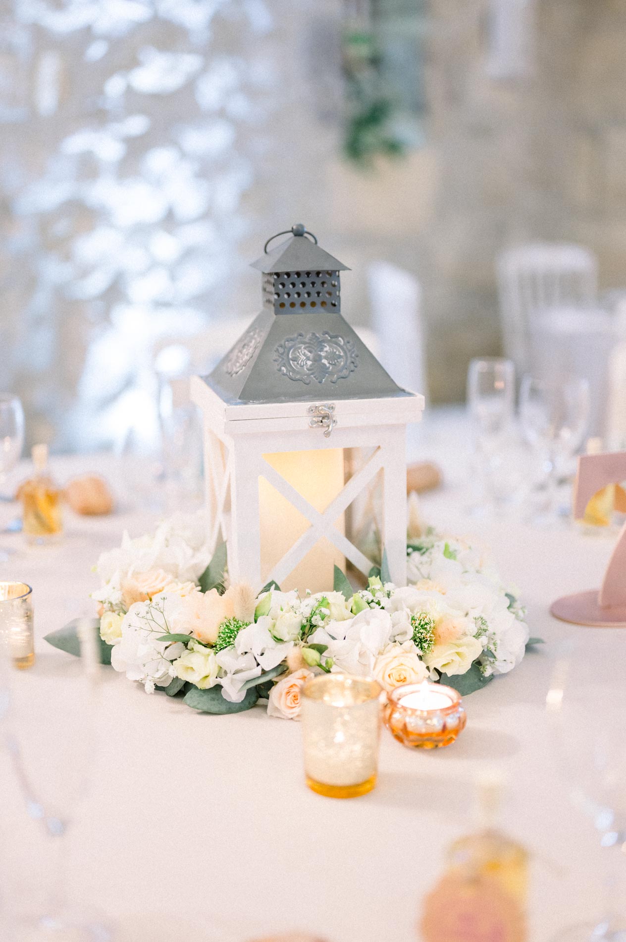 Centrepiece with a lantern and white roses in the reception room