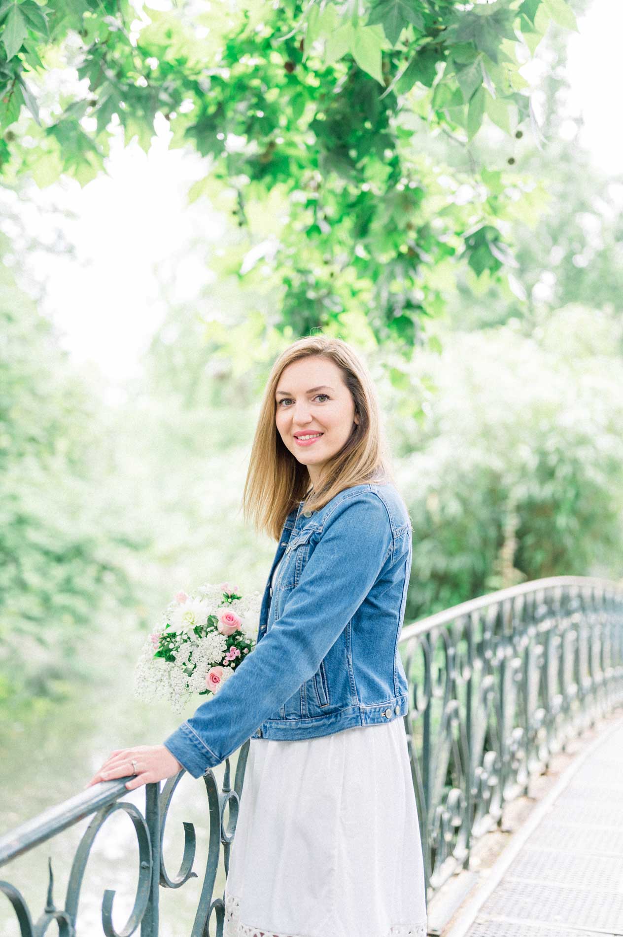 Tamara smiling, leaning on the railing of a footbridge in the Jardin Public