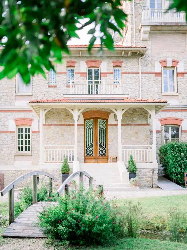 Main entrance of Villa la Tosca with its wooden door and balconies