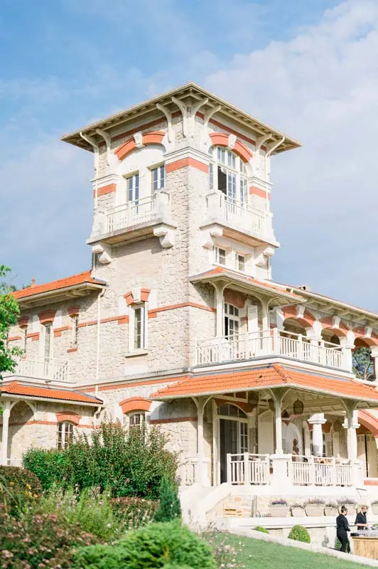 The tower and balconies of Villa la Tosca under a blue sky in Gironde