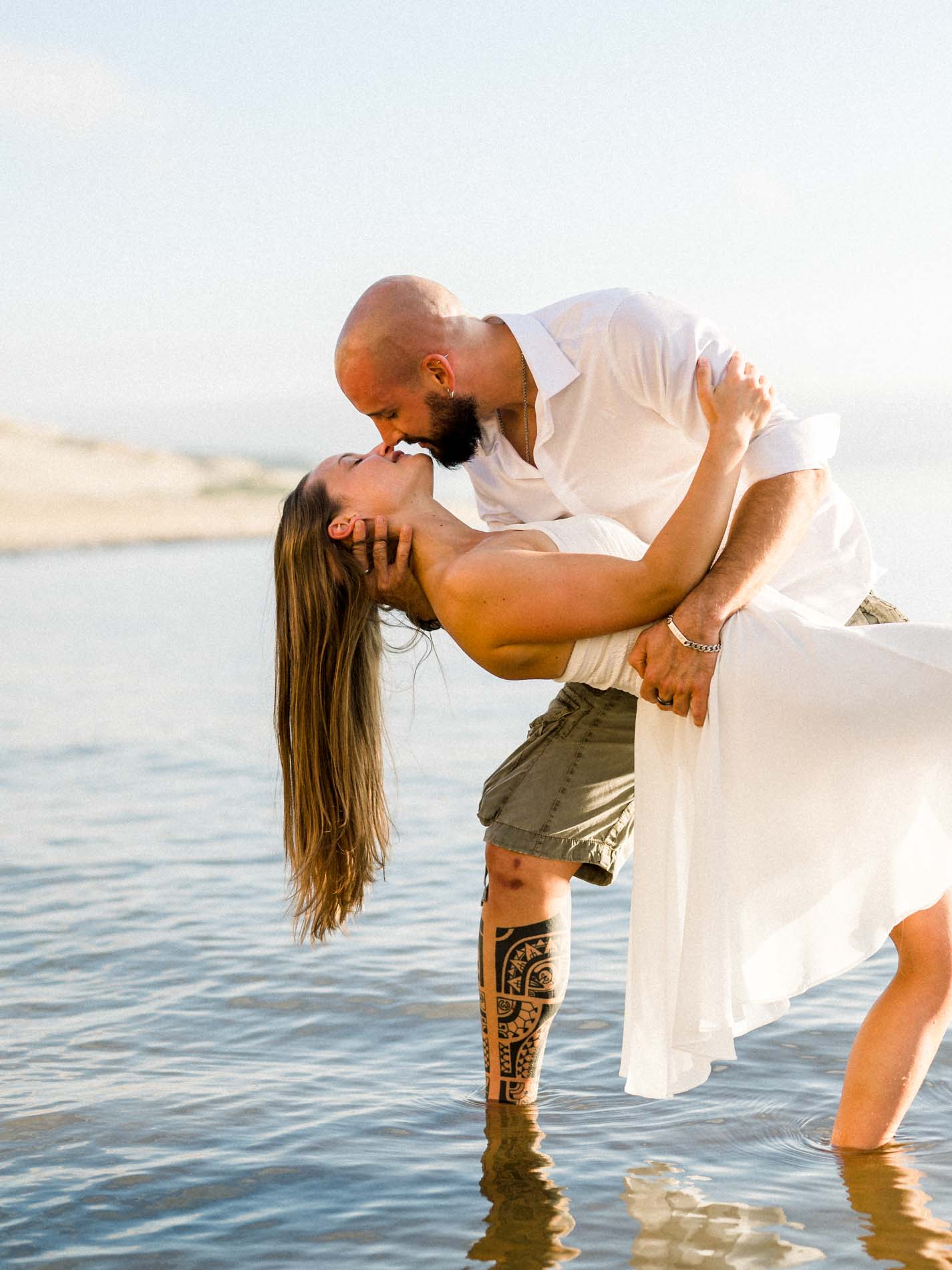 Close-up of a dip kiss with feet in the water of the Arcachon Bay