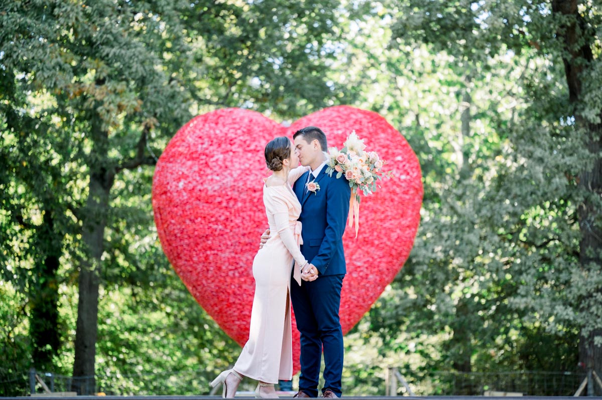 Couple in front of a giant red heart for a PACS photo session in Bordeaux