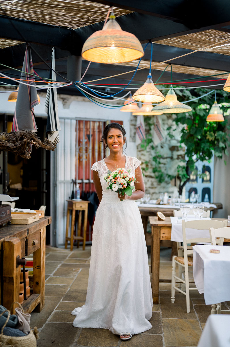 The bride holding her bouquet in the dining room of Le Résinier
