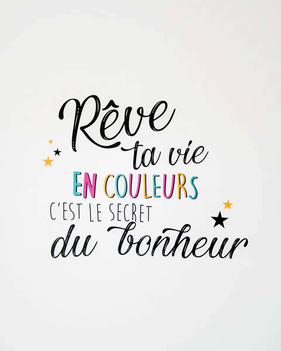 Wall poster reading "Rêve ta vie en couleurs, c'est le secret du bonheur"