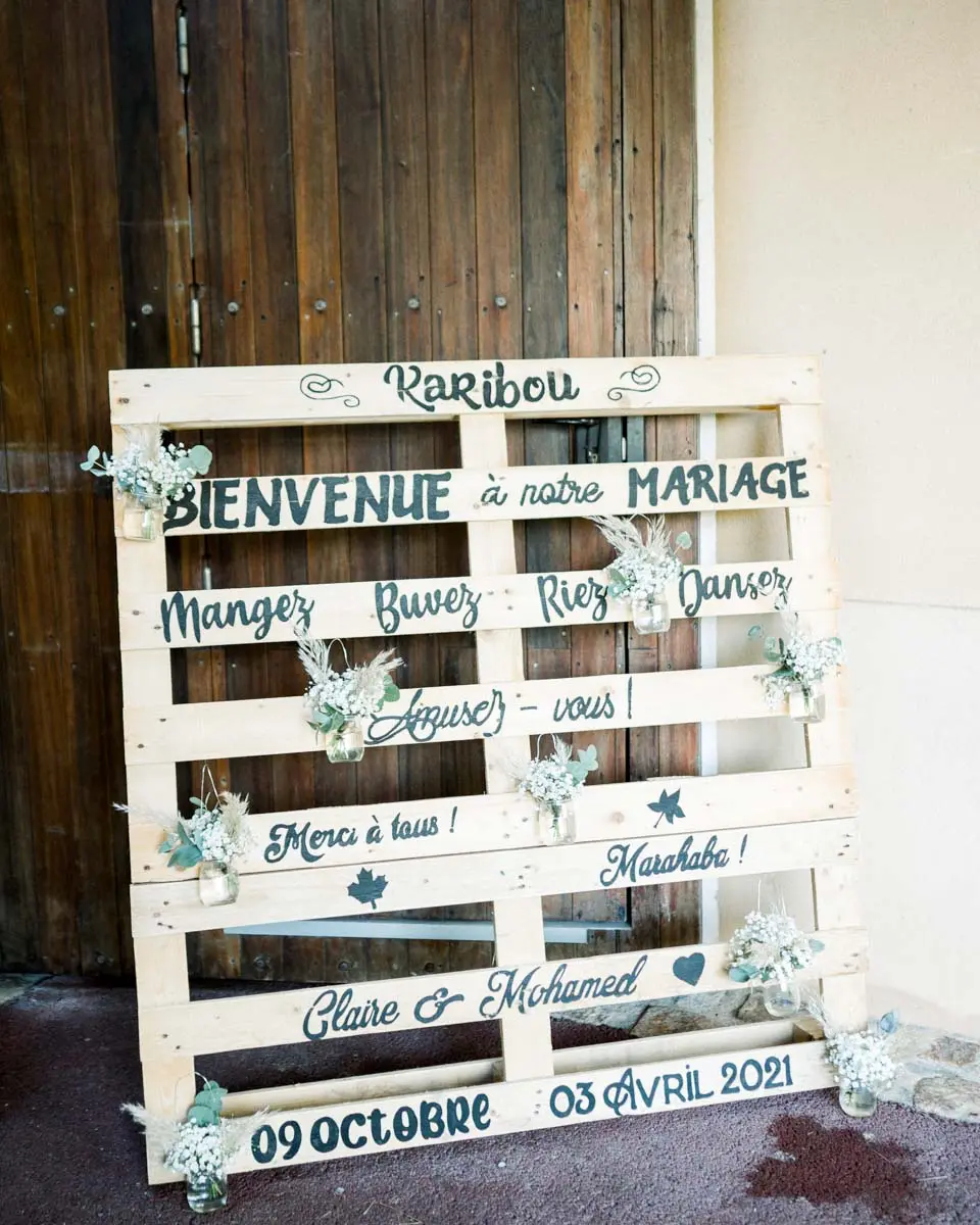 Wooden pallet welcome sign showing the wedding dates