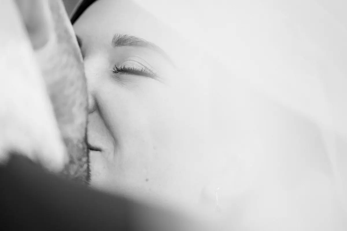 Close-up of the couple kissing, in black and white