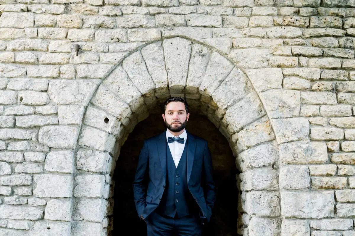 Groom standing under a stone vault in Parc Majolan