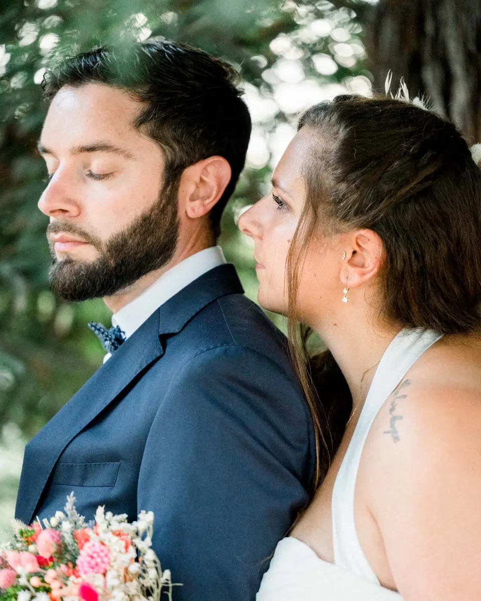 Elise and Jérôme close together, eyes closed, in Parc Majolan