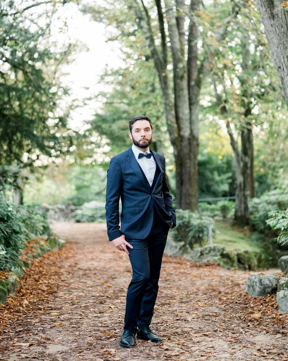 Groom on a tree-lined path in Parc Majolan
