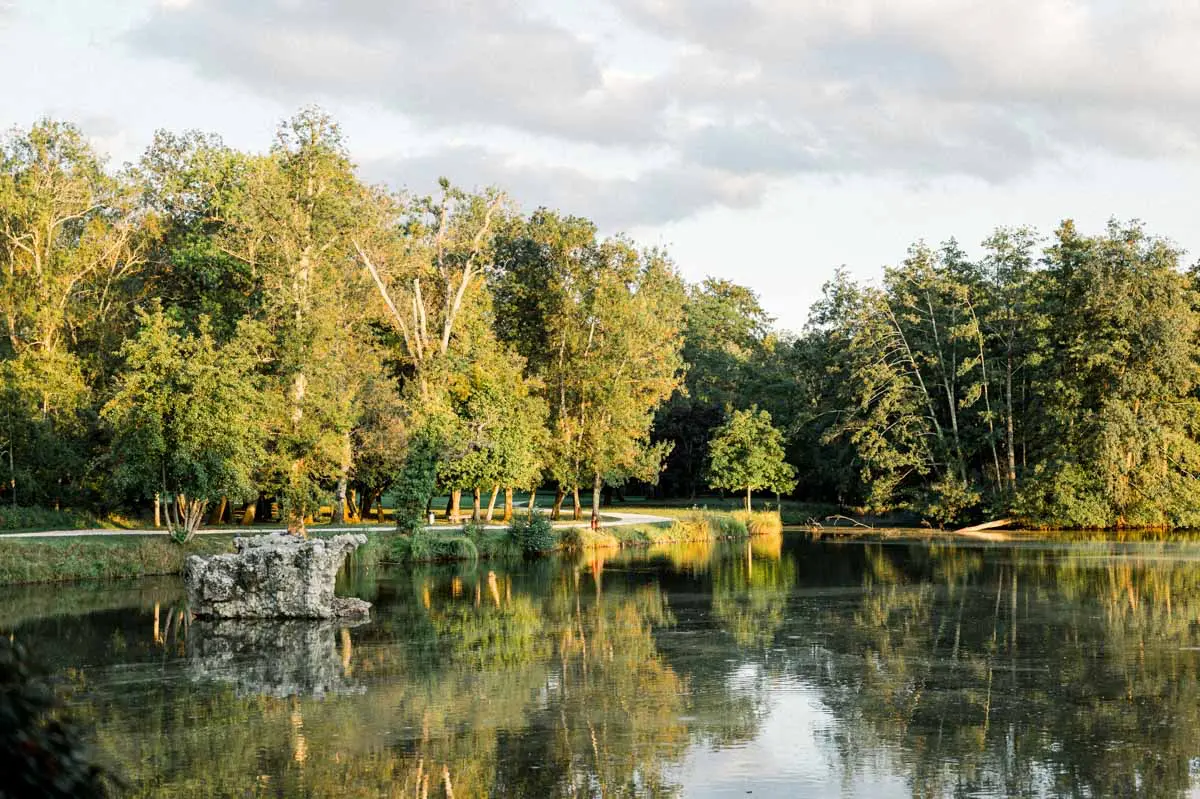 The lake at Parc Majolan with trees reflected in the water