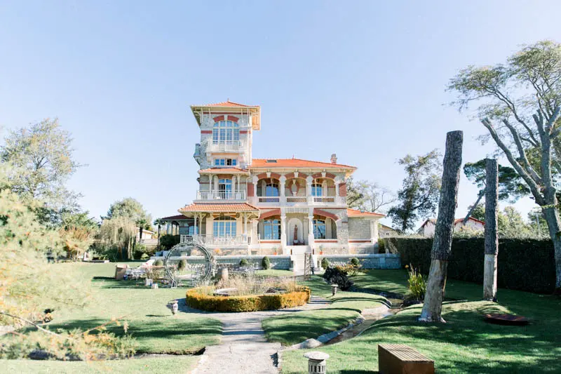 Villa La Tosca facade and garden lawn on the morning of the wedding