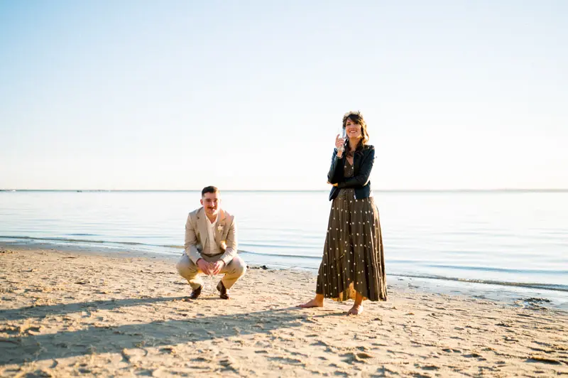 Two guests posing on the beach by Arcachon Bay during the cocktail hour
