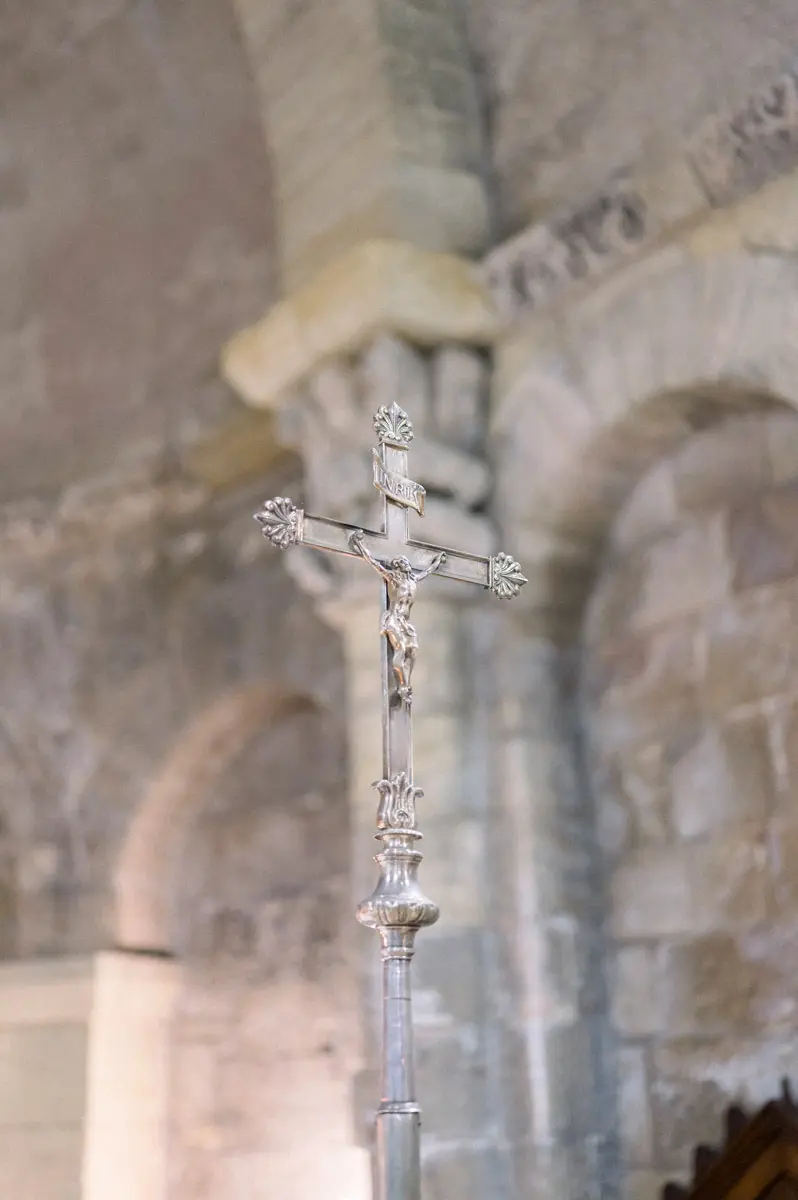Processional cross in front of the stone columns of the Soulac basilica