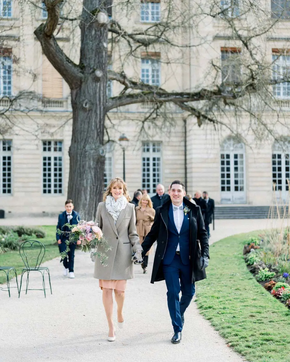 Marjorie and Brice walking through the garden of Bordeaux town hall