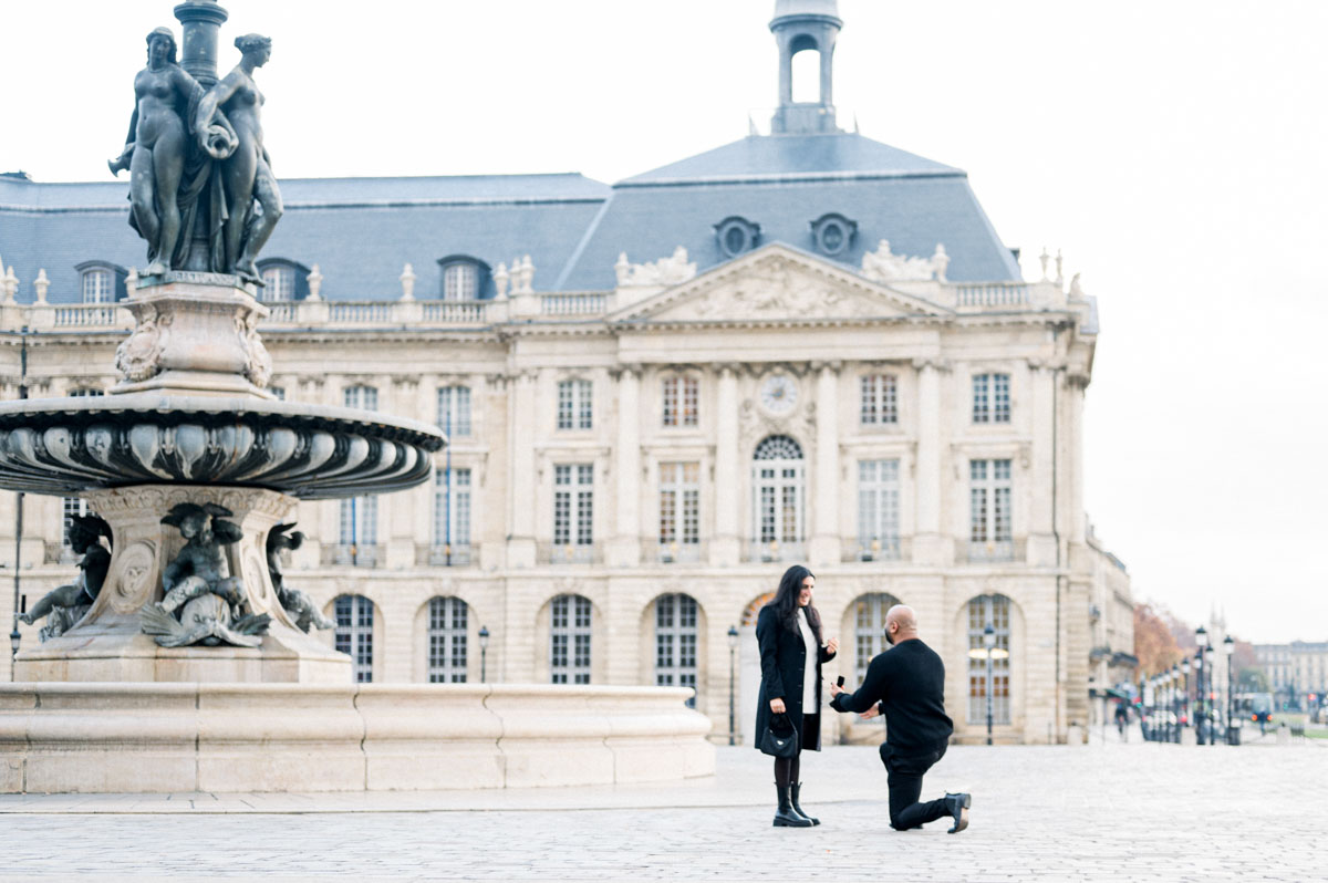 Marriage proposal on one knee by the fountain on Place de la Bourse, Bordeaux