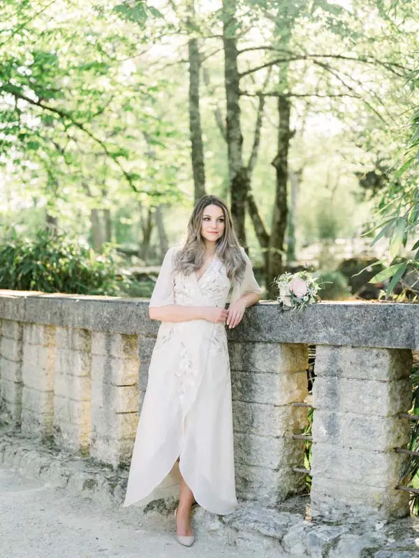 The fiancée leaning against a stone balustrade in Parc Majolan