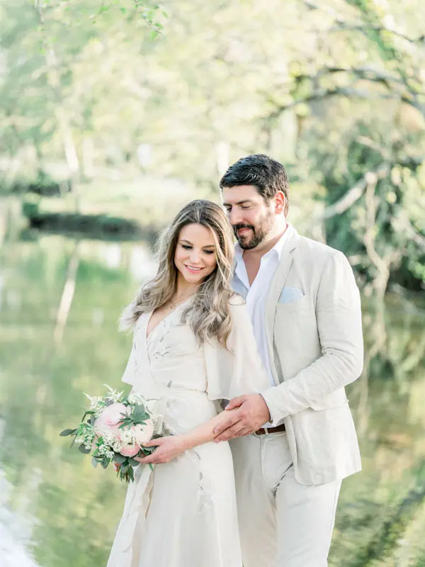 Simone and Julien embracing by the pond in Parc Majolan