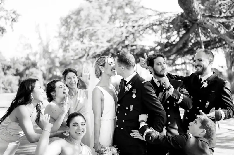 Joyful group photo of the wedding party, Château Pape Clément