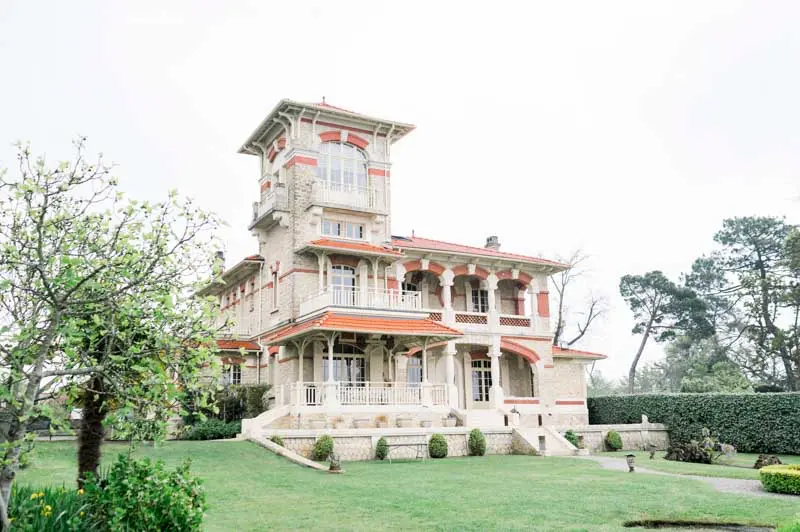 Façade de la Villa La Tosca et sa pelouse, à Lanton
