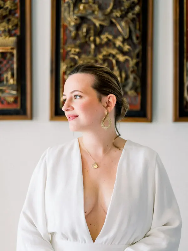 Mariée en robe blanche pendant les préparatifs de son mariage à Lanton