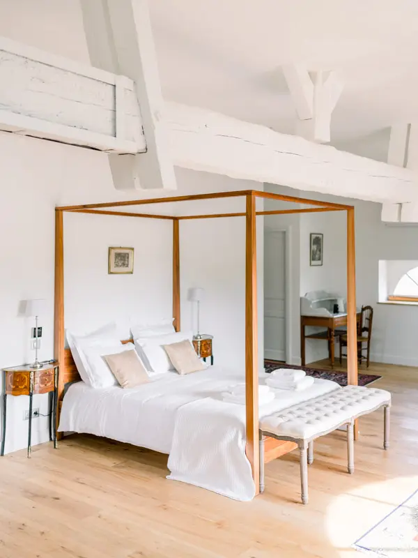 Four-poster bed in a guest suite at Château Gassies