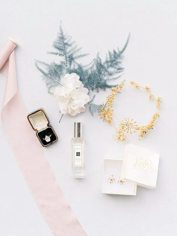 Accessoires de mariée à plat : parfum, bague et bijoux de cheveux